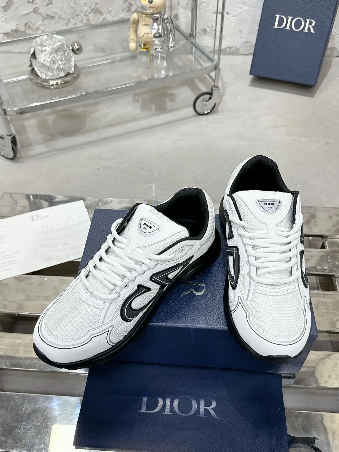Men's men's shoes 💰600❤️❤️❤️High version Dior Dior's latest color matching B30 series reflective dad sneakers original 17380💰 purchased for development and production Brand new B30 sneakers Dad Shoes style shoes that follow the trend of the retro market The Dior logo on the tongue also indicates that this pair of shoes is the B30 model! B30 uses fine-textured leather and mesh cloth materials to form a shoe body. There are conspicuous letters CD on both sides of the shoe body to indicate identity. Many lines on the shoe body outline details to make the shoes look less monotonous and full of retro flavor. The delivery counter is exquisitely packaged🛍📦 ▪️Fabric: Original customized technical fabric + mesh ▪️Inner lining: Customized breathable lining ▪️Outsole: Original molded IP foam + TPU outsole ▪️Sole thickness: 3.5CM ▪️Size: Women’s size 35-40 / Men’s size 39-46